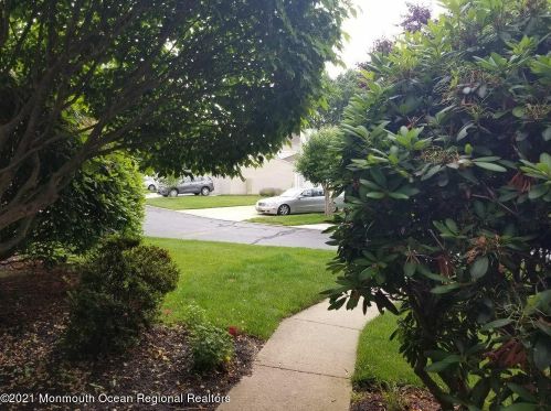 22 Woodmere Ct, East Freehold, NJ 07728-4016