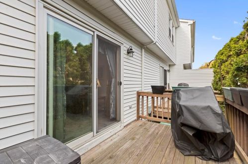 23 Commodore Cmns, Derby CT  06418-2149 exterior
