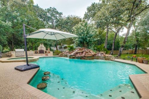 2 Wedgewood Blvd, Conroe TX  77304-1349 exterior