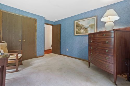 2 Fairway Dr, Hudson NH 03051-5206 exterior