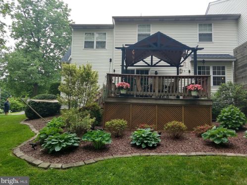 16 Mill Pond Dr, Lancaster PA  17603-7411 exterior