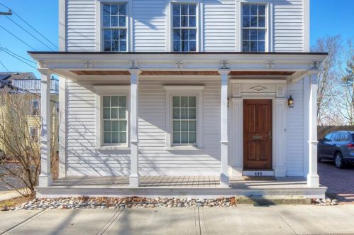 495 Spring St, Middletown, RI 02840-6833