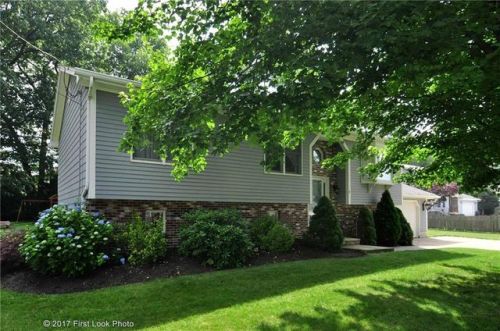8 Canonchet Trl, Providence, RI 02919-3546
