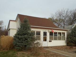 126 1st St, Lindsborg, KS 67456-2208