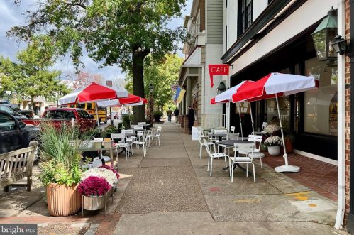 135 Warwick Rd, Tavistock NJ  08033-3706 exterior