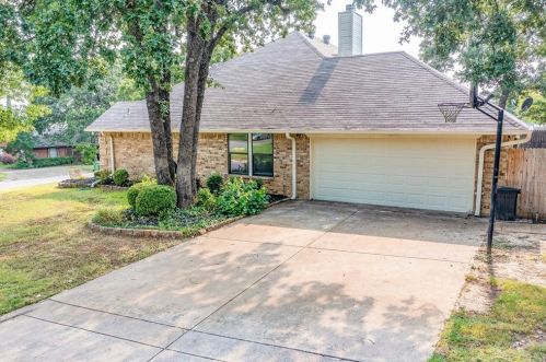 7025 Lincoln Dr, Fort Worth TX  76182-7663 exterior