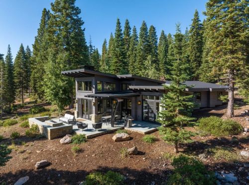 8370 Valhalla Dr, Truckee CA  96161-4296 exterior