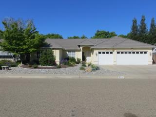 3237 Tracy St, Visalia, CA 93292-1755
