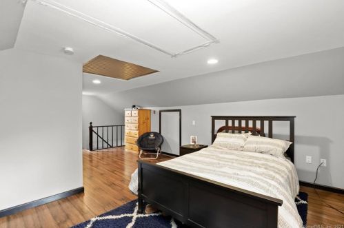 54 Monroe St, Huntington CT  06484-6032 exterior