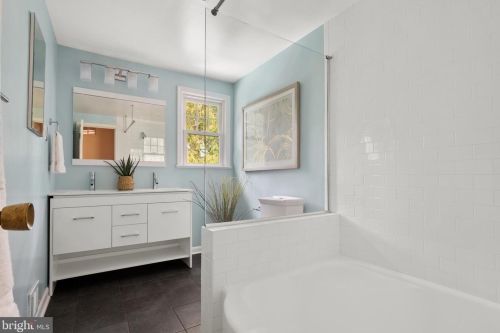 1423 Crestridge Dr, Silver Spring MD 20910-1535 exterior