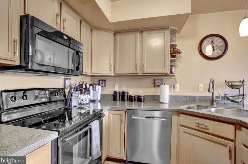 16 Mill Pond Dr, Lancaster PA  17603-7411 exterior