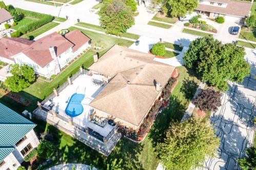 331 Ridgemoor Dr, Willowbrook IL  60527-5419 exterior