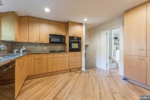 11 Maple Ave, Demarest NJ  07627-2404 exterior