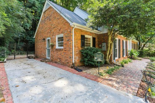 2885 Mornington Dr, Atlanta GA  30327-1272 exterior