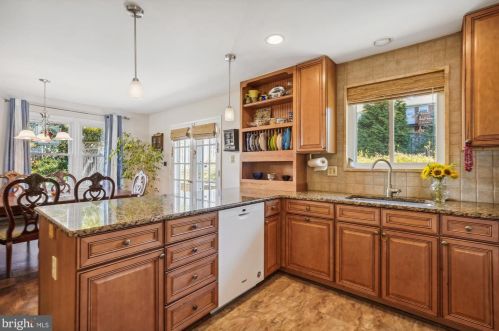 7428 Dickenson St, Springfield, VA 22150-3808