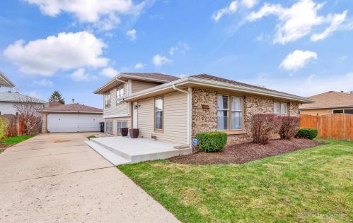 1029 Fulton Dr, Streamwood, IL 60107-2839