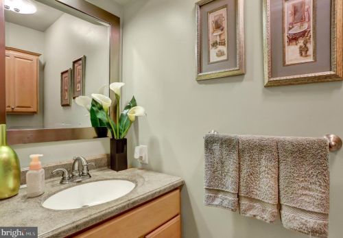 16 Mill Pond Dr, Lancaster PA  17603-7411 exterior