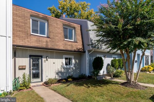 1016 Queens Ct, Herndon, VA 20170-3427