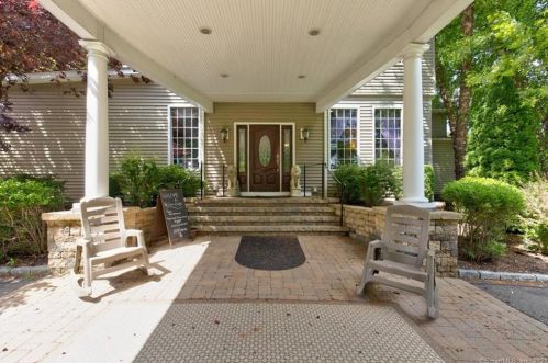 63 Main St, Essex, CT 06426-1193