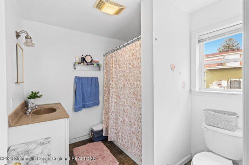 1317 Washington Ave, Tinton Falls NJ 07701-5760 exterior