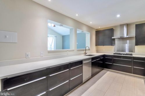 6701 Elder Ave, Springfield VA  22150-1406 exterior