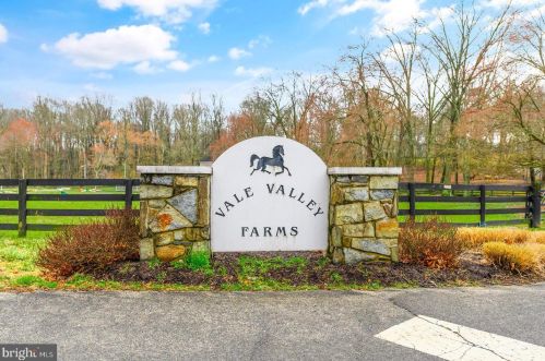 12101 Thoroughbred Rd, Herndon, VA 20171-2008