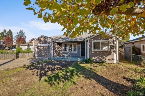 1179 Oak St, Ukiah, CA 95482-3953