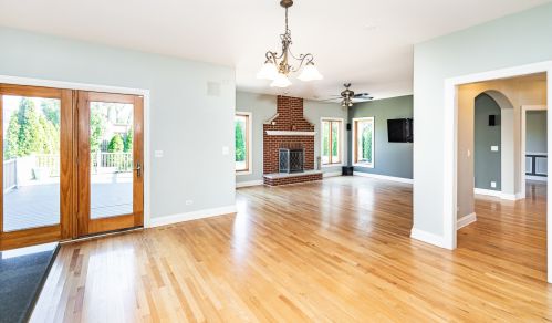 2759 Maple St, Des Plaines, IL 60018-3843