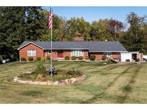 1 Hill Castle Ln, Columbia, IL 62236-3329