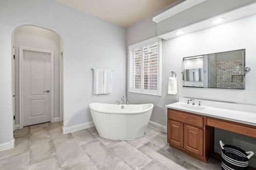 7904 Crandall Rd, Austin TX  78739-1910 exterior