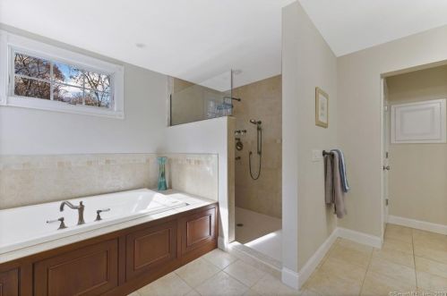 42 Vintage Ln, Wapping CT  06074-1616 exterior