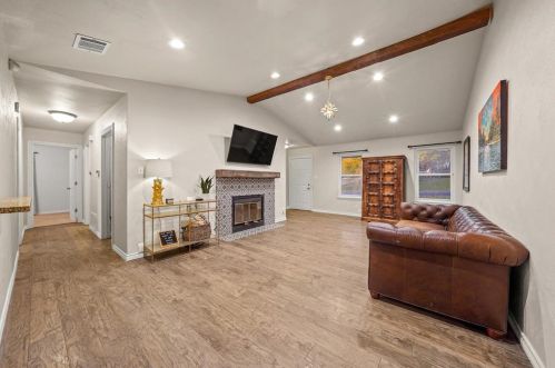 8408 Dixon Dr, Austin TX  78745-7515 exterior