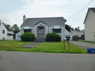 11 Venice St, Branford, CT 06405-3111