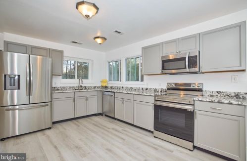 1512 Millikens Bend Rd, Herndon, VA 20170-2829