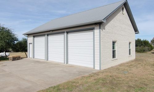 405 Carol Ann Dr, Austin TX  78737-9597 exterior