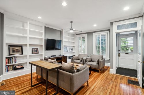 25 Gravers Ln, Philadelphia PA 19118-0041 exterior