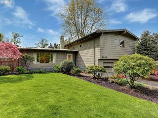 2666 Mulberry Dr, Portland OR  97267-4559 exterior