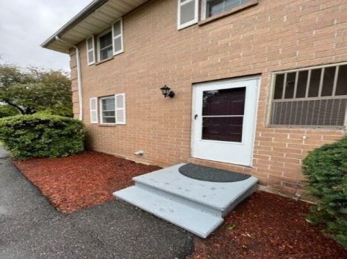 101 Elmwood Dr, Hudson, NH 03051-3239