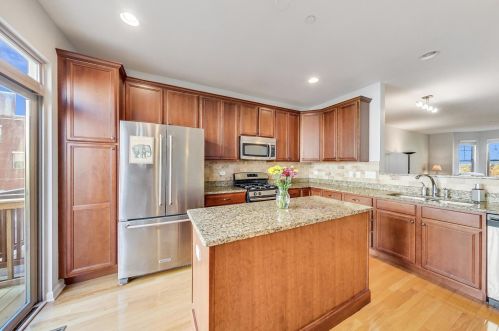 207 Narragansett Ct, Morton Grove, IL 60053-4402