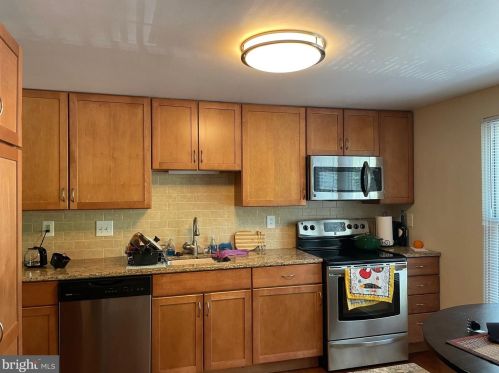5737 Walnut Wood Ln, Springfield VA  22015-2710 exterior