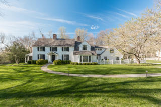 2 Nolen Ln, Tokeneke, CT 06820-2720