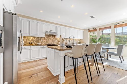 78 Rembrandt, Irvine CA  92620-7314 exterior