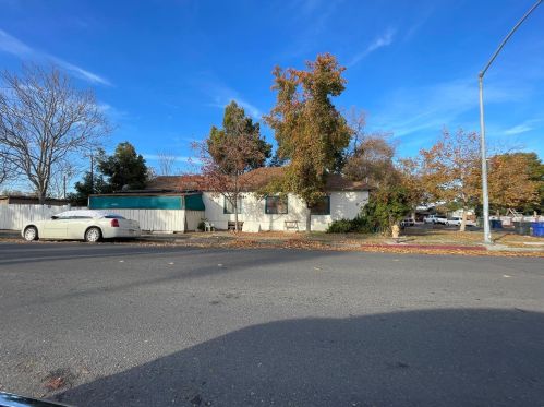 441 Locust St, Turlock, CA 95380-5327