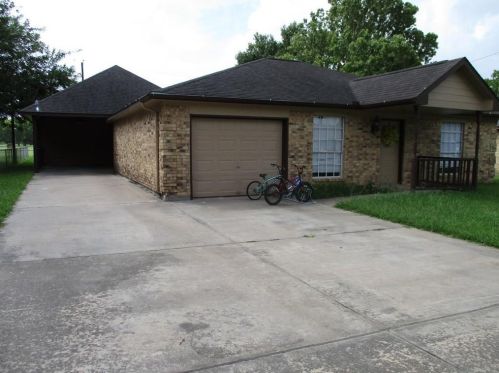 5114 3rd St, Danbury, TX 77534-9719