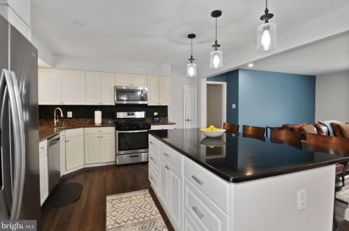 6717 Holford Ln, Springfield VA  22152-2935 exterior