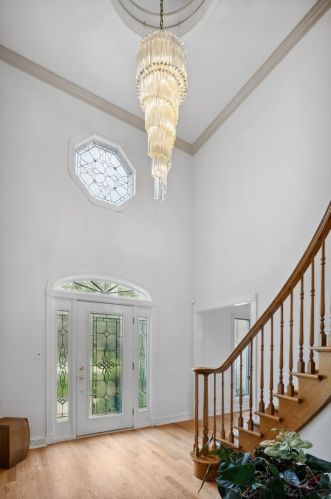 8951 Royal Dr, Willowbrook IL  60527-8332 exterior