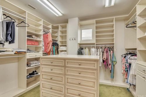 1610 Pacific Coast Hwy, Huntington Beach CA  92648-4434 exterior