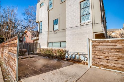 4618 Cedar Springs Rd, Dallas, TX 75219-1413