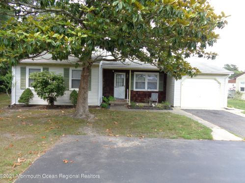 41 Central Ave, Lakehurst, NJ 08759-2231