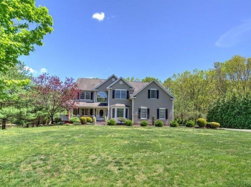 18 Oak Leaf Dr, Plumsted Township, NJ 08533-2715